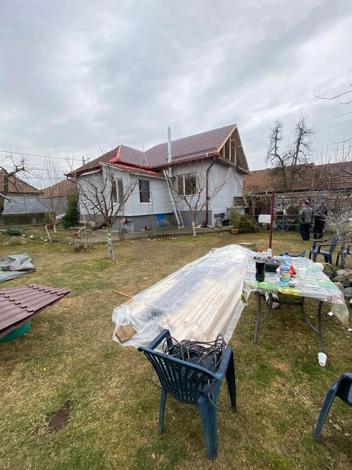 Casă cu acoperiș nou din țiglă metalică roșie