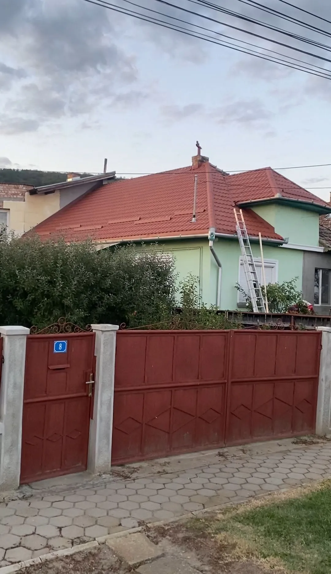 Acoperiș roșu nou, văzut de pe stradă