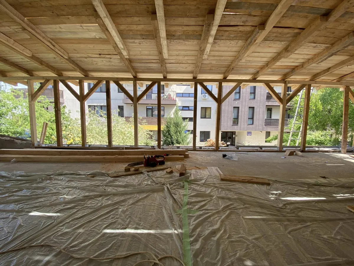 Structură din lemn pentru acoperiș, văzută de dedesubt